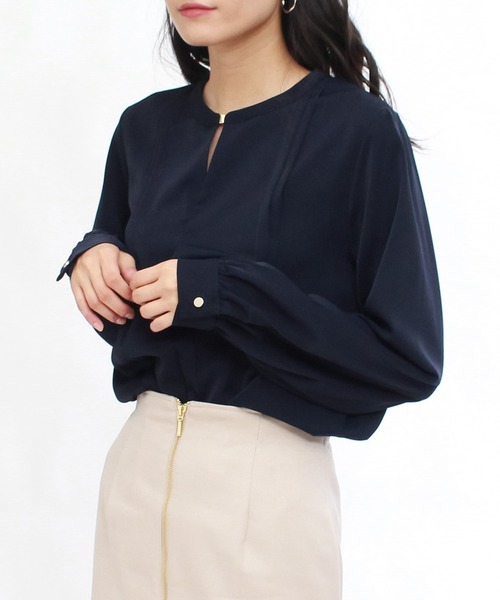 TRUDEA（トルディア）の「金具使いスキッパーブラウス（シャツ/ブラウス・レディース・ホワイト/ネイビー/ライトグレー/グレイッシュベージュ・MEDIUM/LARGE）」の17枚目の写真