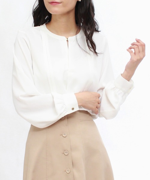 TRUDEA（トルディア）の「金具使いスキッパーブラウス（シャツ/ブラウス・レディース・ホワイト/ネイビー/ライトグレー/グレイッシュベージュ・MEDIUM/LARGE）」の9枚目の写真