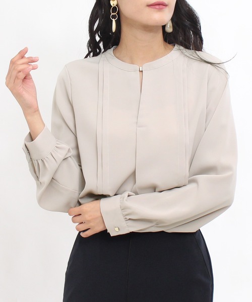 TRUDEA（トルディア）の「金具使いスキッパーブラウス（シャツ/ブラウス・レディース・ホワイト/ネイビー/ライトグレー/グレイッシュベージュ・MEDIUM/LARGE）」の21枚目の写真