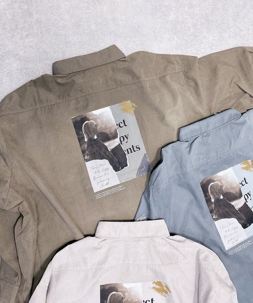 AS KNOW AS plus(アズノゥアズプラス)の「◇バッグフォトプリントビッグシャツ(シャツ/ブラウス・レディース・カーキ/ブルー/グレイッシュベージュ・FREE)」の2枚目の写真