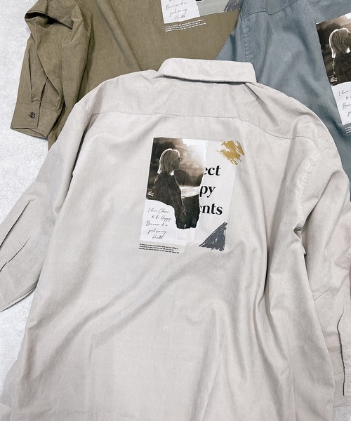 AS KNOW AS plus(アズノゥアズプラス)の「◇バッグフォトプリントビッグシャツ(シャツ/ブラウス・レディース・カーキ/ブルー/グレイッシュベージュ・FREE)」の1枚目の写真
