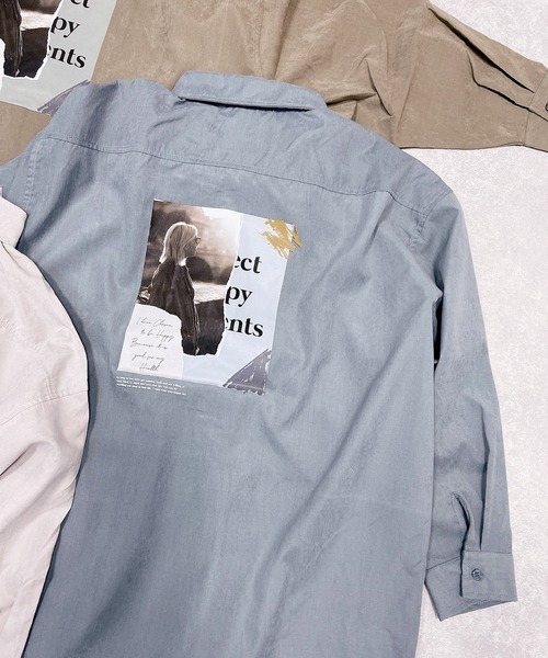 AS KNOW AS plus(アズノゥアズプラス)の「◇バッグフォトプリントビッグシャツ(シャツ/ブラウス・レディース・カーキ/ブルー/グレイッシュベージュ・FREE)」の3枚目の写真