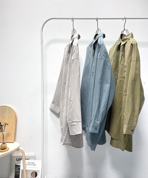 AS KNOW AS plus(アズノゥアズプラス)の「◇バッグフォトプリントビッグシャツ(シャツ/ブラウス・レディース・カーキ/ブルー/グレイッシュベージュ・FREE)」の4枚目の写真