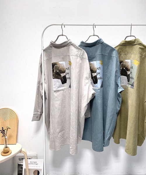 AS KNOW AS plus(アズノゥアズプラス)の「◇バッグフォトプリントビッグシャツ(シャツ/ブラウス・レディース・カーキ/ブルー/グレイッシュベージュ・FREE)」の5枚目の写真