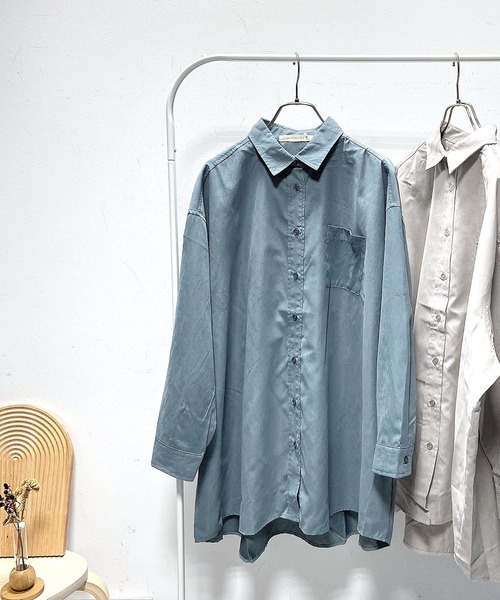 AS KNOW AS plus(アズノゥアズプラス)の「◇バッグフォトプリントビッグシャツ(シャツ/ブラウス・レディース・カーキ/ブルー/グレイッシュベージュ・FREE)」の6枚目の写真