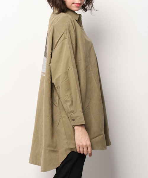 AS KNOW AS plus(アズノゥアズプラス)の「◇バッグフォトプリントビッグシャツ(シャツ/ブラウス・レディース・カーキ/ブルー/グレイッシュベージュ・FREE)」の12枚目の写真