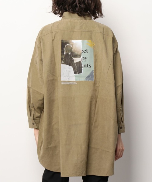 AS KNOW AS plus(アズノゥアズプラス)の「◇バッグフォトプリントビッグシャツ(シャツ/ブラウス・レディース・カーキ/ブルー/グレイッシュベージュ・FREE)」の10枚目の写真