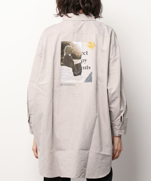 AS KNOW AS plus(アズノゥアズプラス)の「◇バッグフォトプリントビッグシャツ(シャツ/ブラウス・レディース・カーキ/ブルー/グレイッシュベージュ・FREE)」の9枚目の写真