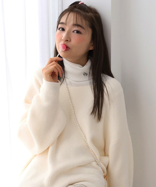 one after another NICE CLAUP（ワンアフターアナザーナイスクラップ）の「この1枚があれば一気に旬なスタイリングに。イニシャルハイネックトップス（Tシャツ/カットソー・レディース・ブラック/レッド/オフホワイト/サックスブルー・FREE）」の2枚目の写真