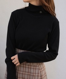 one after another NICE CLAUP | この1枚があれば一気に旬なスタイリングに。イニシャルハイネックトップス(Tシャツ/カットソー)