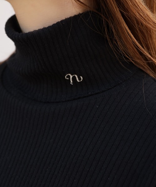 one after another NICE CLAUP（ワンアフターアナザーナイスクラップ）の「この1枚があれば一気に旬なスタイリングに。イニシャルハイネックトップス（Tシャツ/カットソー・レディース・ブラック/レッド/オフホワイト/サックスブルー・FREE）」の12枚目の写真