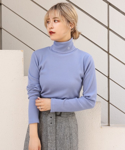 one after another NICE CLAUP（ワンアフターアナザーナイスクラップ）の「この1枚があれば一気に旬なスタイリングに。イニシャルハイネックトップス（Tシャツ/カットソー・レディース・ブラック/レッド/オフホワイト/サックスブルー・FREE）」の14枚目の写真