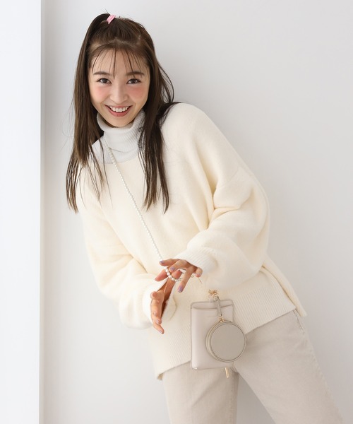 one after another NICE CLAUP（ワンアフターアナザーナイスクラップ）の「この1枚があれば一気に旬なスタイリングに。イニシャルハイネックトップス（Tシャツ/カットソー・レディース・ブラック/レッド/オフホワイト/サックスブルー・FREE）」の11枚目の写真