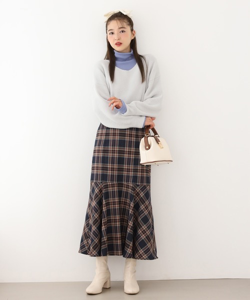 one after another NICE CLAUP（ワンアフターアナザーナイスクラップ）の「この1枚があれば一気に旬なスタイリングに。イニシャルハイネックトップス（Tシャツ/カットソー・レディース・ブラック/レッド/オフホワイト/サックスブルー・FREE）」の21枚目の写真