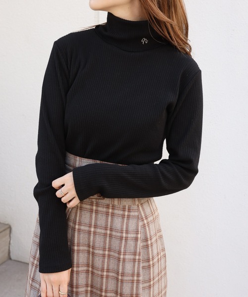 one after another NICE CLAUP（ワンアフターアナザーナイスクラップ）の「この1枚があれば一気に旬なスタイリングに。イニシャルハイネックトップス（Tシャツ/カットソー・レディース・ブラック/レッド/オフホワイト/サックスブルー・FREE）」の8枚目の写真