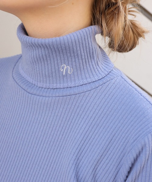 one after another NICE CLAUP（ワンアフターアナザーナイスクラップ）の「この1枚があれば一気に旬なスタイリングに。イニシャルハイネックトップス（Tシャツ/カットソー・レディース・ブラック/レッド/オフホワイト/サックスブルー・FREE）」の20枚目の写真