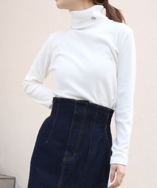 one after another NICE CLAUP（ワンアフターアナザーナイスクラップ）の「この1枚があれば一気に旬なスタイリングに。イニシャルハイネックトップス（Tシャツ/カットソー・レディース・ブラック/レッド/オフホワイト/サックスブルー・FREE）」の22枚目の写真