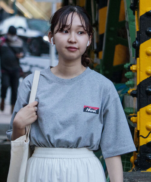 NANGA（ナンガ）の「【NANGA/ナンガ】GLOSTER別注 バックプリントTシャツ（Tシャツ/カットソー・メンズ・ホワイト/ブラック/グレー・MEDIUM/LARGE）」の3枚目の写真