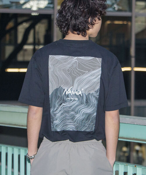 NANGA（ナンガ）の「【NANGA/ナンガ】GLOSTER別注 バックプリントTシャツ（Tシャツ/カットソー・メンズ・ホワイト/ブラック/グレー・MEDIUM/LARGE）」の2枚目の写真