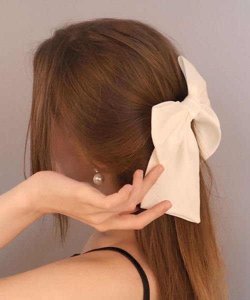 CEMONEMO(セモネモ)の「サテン ロングリボン バレッタ(バレッタ/ヘアクリップ・レディース・ブラック/アイボリー・FREE)」の8枚目の写真