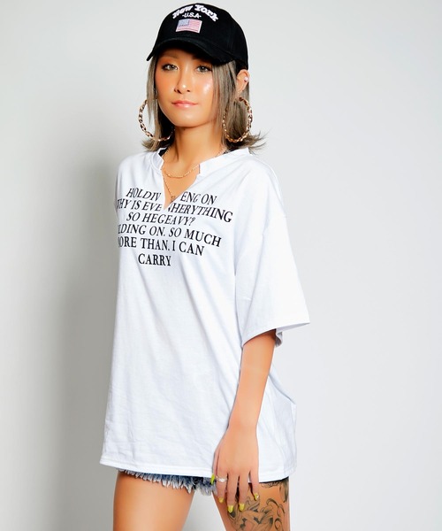 babyShoop（ベイビーシュープ）の「英字ロゴVネック半袖TOPS（Tシャツ/カットソー・レディース・ホワイト/ブラック・FREE）」の5枚目の写真