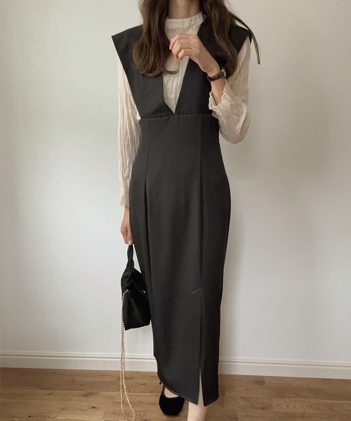 LAUIR（ラウアー）の「ワイドショルダーフロントスリットワンピース（ワンピース・レディース・アイボリー/モカ/ブラック・LARGE/MEDIUM）」の6枚目の写真