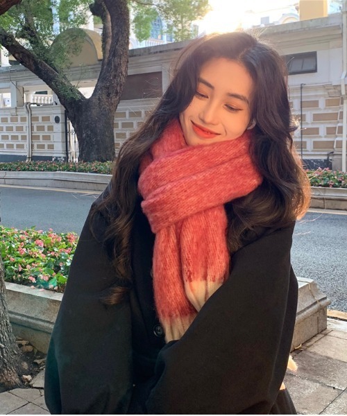 yuue' ( wear )(ユーイ)の「mochimochi大判マフラー(マフラー・レディース・ブラック/レッド/パープル/オフホワイト・FREE)」の4枚目の写真