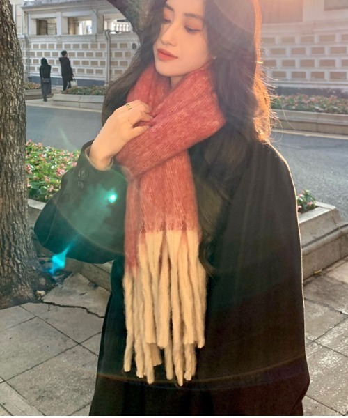 yuue' ( wear )(ユーイ)の「mochimochi大判マフラー(マフラー・レディース・ブラック/レッド/パープル/オフホワイト・FREE)」の11枚目の写真