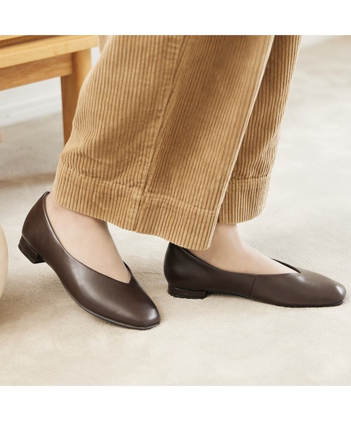 【ラクとキレイ】Vカットフラットパンプス（パンプス）｜AcureZ（アキュアーズ）