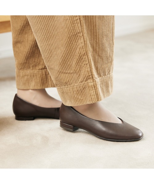 【ラクとキレイ】Vカットフラットパンプス（パンプス）｜AcureZ（アキュアーズ）