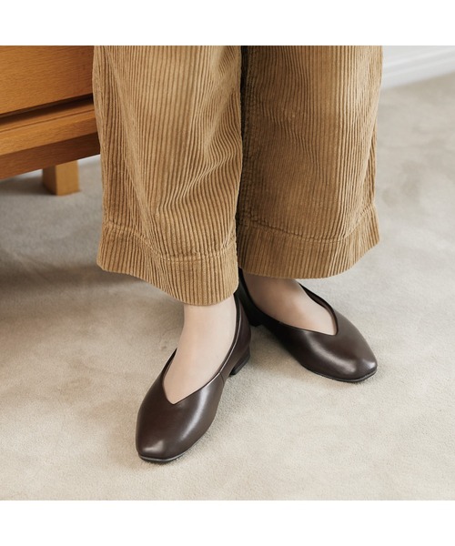 【ラクとキレイ】Vカットフラットパンプス（パンプス）｜AcureZ（アキュアーズ）