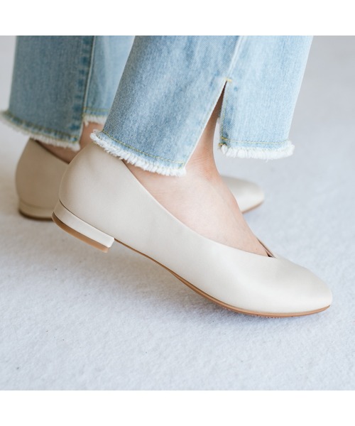 【ラクとキレイ】Vカットフラットパンプス（パンプス）｜AcureZ（アキュアーズ）