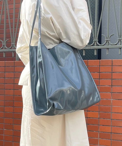 セレブ愛用 ■TOTEME■ トートレザーバッグ TOTEME レザー トートバッグ ベルト付き | NET-A-PORTER