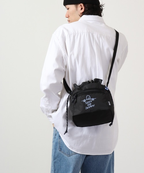 THRASHER(スラッシャー)の「THRASHER ワンポイントロゴ 巾着ショルダーバッグ(ショルダーバッグ・メンズ・ブラック/ベージュ/ブラック系その他/ブラック系その他2・FREE)」の3枚目の写真