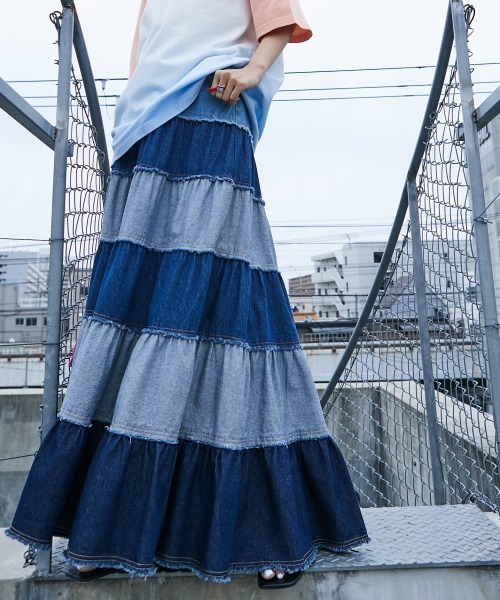 GEVS.(ジェイヴィス)の「<大きいサイズ> 綿100%デニムティアードマキシスカート GEVS.(スカート・レディース・ブルー系2/ブルー系1・4L/5L/L/LL/3L)」の1枚目の写真