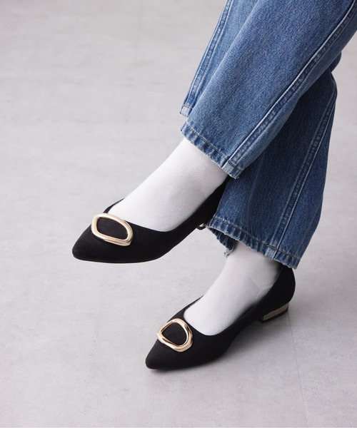 Chez toi（シェトワ）の「ゴールドバックルフラットパンプス（パンプス・レディース・ブラック/オレンジ/ベージュ/ブラウン/ブラック系その他/ゴールド/ベージュ系その他・M/L/S）」の2枚目の写真