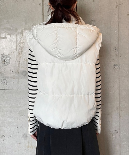 one way(ワンウェイ)の「ボリュームダウンベスト(ダウンベスト・レディース・ホワイト/ブラック・FREE)」の16枚目の写真
