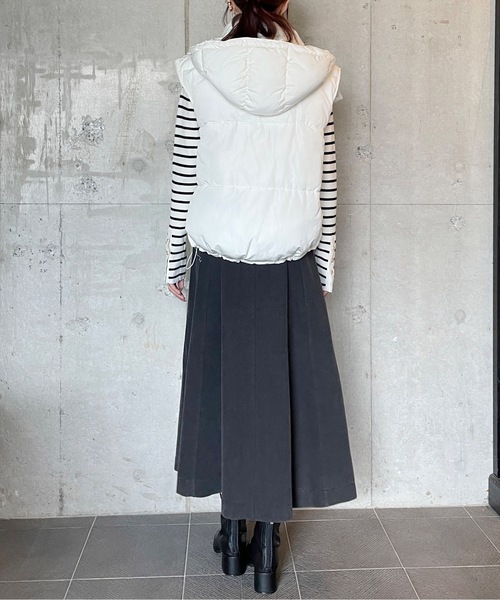 one way(ワンウェイ)の「ボリュームダウンベスト(ダウンベスト・レディース・ホワイト/ブラック・FREE)」の20枚目の写真