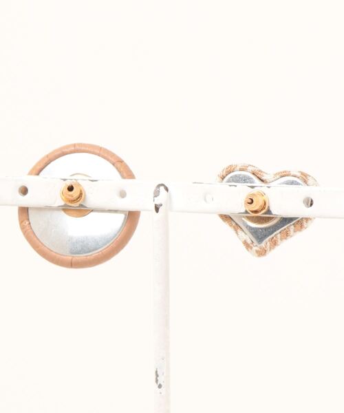 tone(トーン)の「【maru】【商品名】アシンメトリーcatピアス (MA)(ピアス(両耳用)・レディース・グレー/ベージュ/ホワイト・FREE)」の4枚目の写真