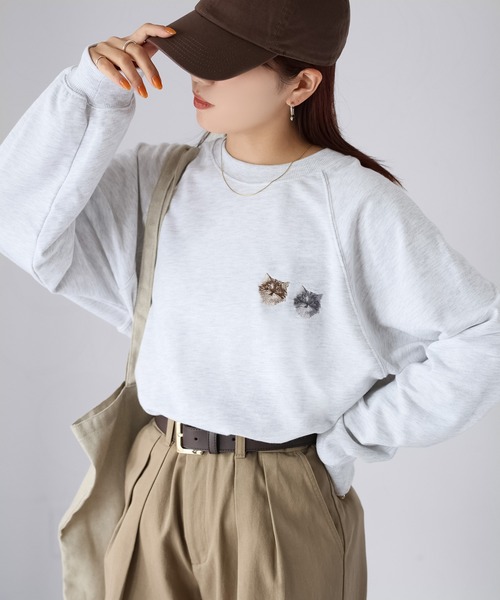 Riberry（リベリー）の「ネコ刺繍ラグランオーバーサイズ薄手スウェット（スウェット・レディース・チャコールグレー/オートミール・FREE）」の6枚目の写真