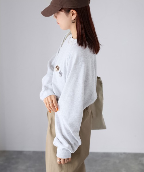 Riberry（リベリー）の「ネコ刺繍ラグランオーバーサイズ薄手スウェット（スウェット・レディース・チャコールグレー/オートミール・FREE）」の21枚目の写真
