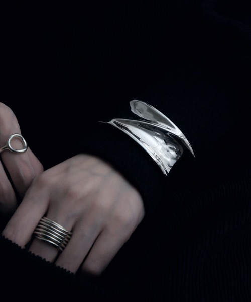 YArKA（ヤーカ）の「【YArKA/ヤーカ】[egoistic series]  3-dimensional distortion bangle [percroo2] / 立体歪みハードバングル（バングル/リストバンド・レディース・シルバー・FREE）」の2枚目の写真