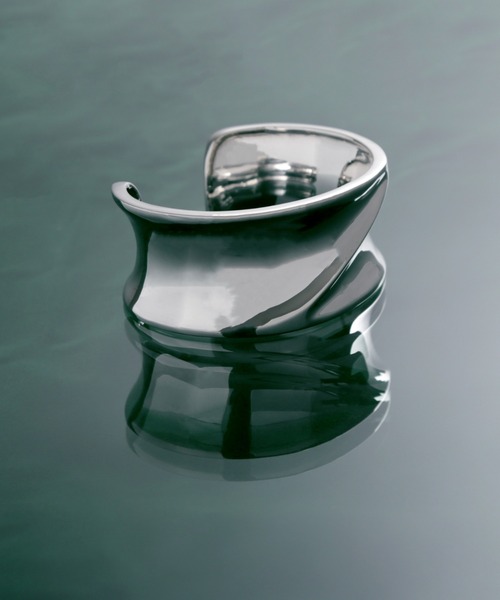 YArKA（ヤーカ）の「【YArKA/ヤーカ】[egoistic series]  3-dimensional distortion bangle [percroo2] / 立体歪みハードバングル（バングル/リストバンド・レディース・シルバー・FREE）」の4枚目の写真