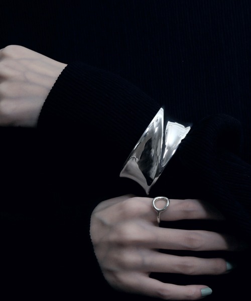 YArKA（ヤーカ）の「【YArKA/ヤーカ】[egoistic series]  3-dimensional distortion bangle [percroo2] / 立体歪みハードバングル（バングル/リストバンド・レディース・シルバー・FREE）」の5枚目の写真