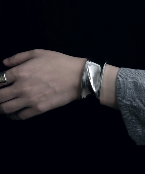 YArKA（ヤーカ）の「【YArKA/ヤーカ】[egoistic series]  3-dimensional distortion bangle [percroo2] / 立体歪みハードバングル（バングル/リストバンド・レディース・シルバー・FREE）」の8枚目の写真