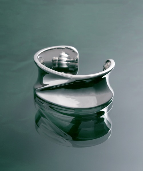 YArKA（ヤーカ）の「【YArKA/ヤーカ】[egoistic series]  3-dimensional distortion bangle [percroo2] / 立体歪みハードバングル（バングル/リストバンド・レディース・シルバー・FREE）」の9枚目の写真