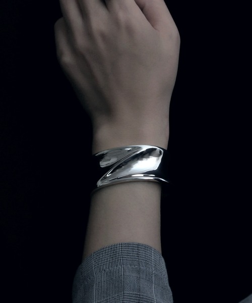 YArKA（ヤーカ）の「【YArKA/ヤーカ】[egoistic series]  3-dimensional distortion bangle [percroo2] / 立体歪みハードバングル（バングル/リストバンド・レディース・シルバー・FREE）」の10枚目の写真