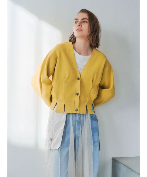 Editt by YECCA VECCA(エディットバイイェッカヴェッカ)の「タックスリットVネックカーディガン(カーディガン/ボレロ・レディース・ライトベージュ/イエロー/ネイビー・FREE)」の6枚目の写真