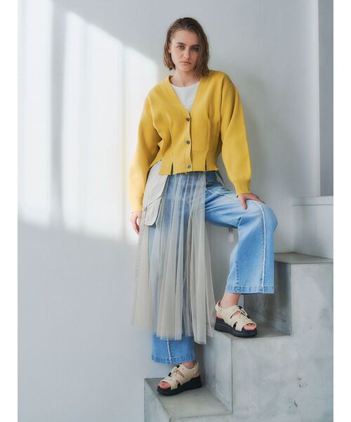 Editt by YECCA VECCA(エディットバイイェッカヴェッカ)の「タックスリットVネックカーディガン(カーディガン/ボレロ・レディース・ライトベージュ/イエロー/ネイビー・FREE)」の9枚目の写真
