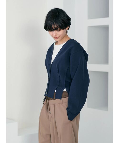 Editt by YECCA VECCA(エディットバイイェッカヴェッカ)の「タックスリットVネックカーディガン(カーディガン/ボレロ・レディース・ライトベージュ/イエロー/ネイビー・FREE)」の12枚目の写真